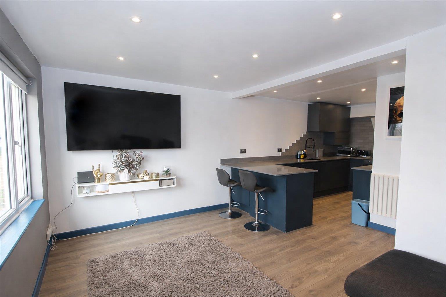 2 bed property in Cotswold Way, Worcester Park